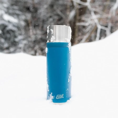 esbit-sculptor-isolierflasche-blau-vf1000sc-pb-im-schnee.webp