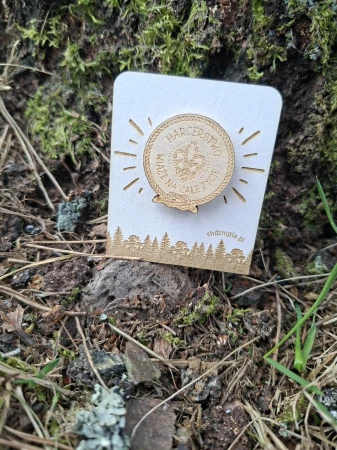 przypinka drewniana harcerstwo wiąże