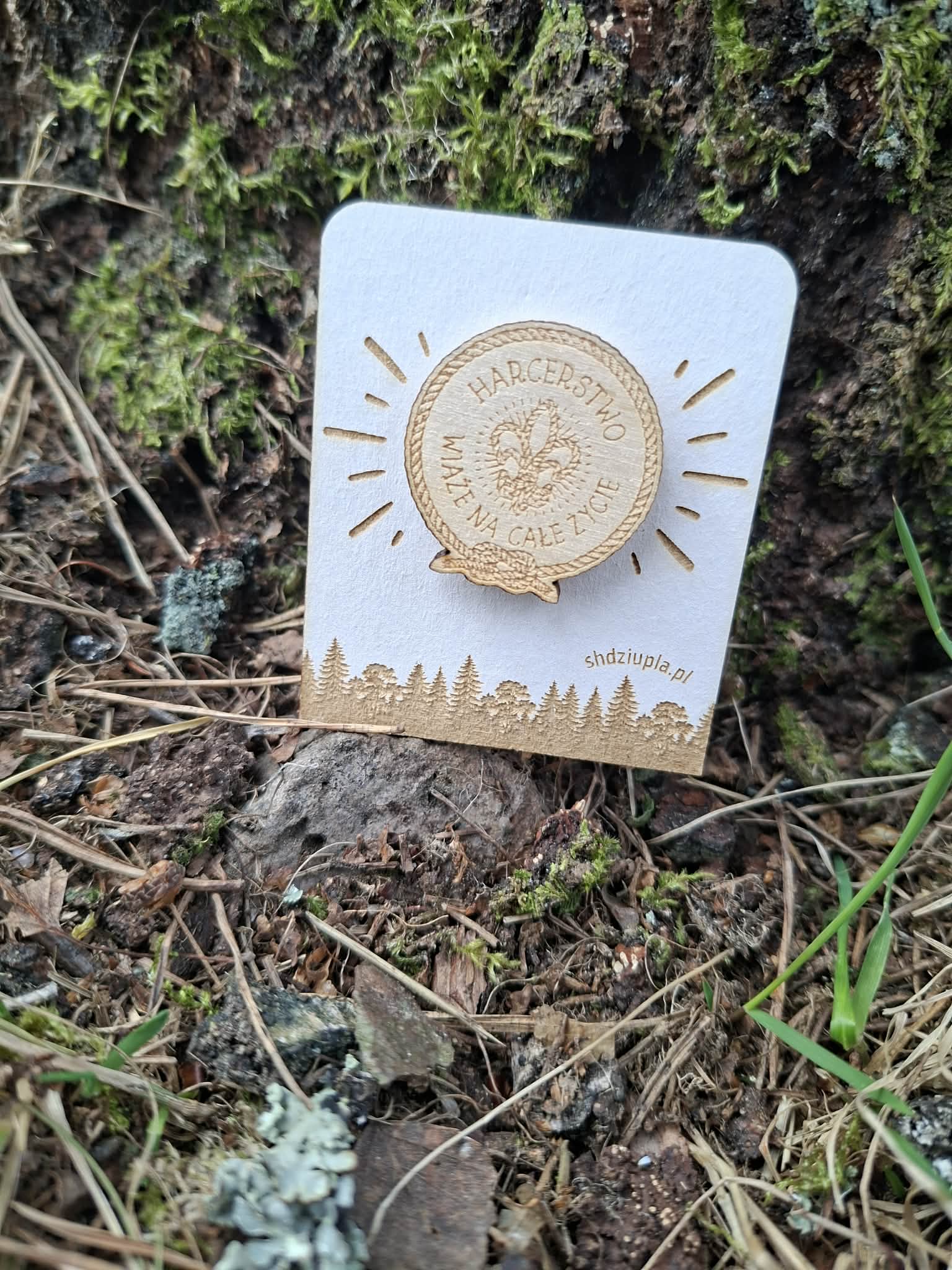 przypinka drewniana harcerstwo wiąże